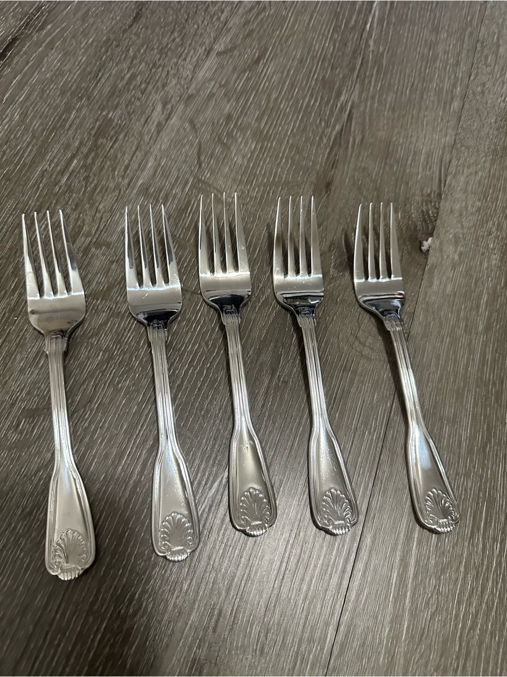 Classic Shell-Pattern Stainless Steel Flatware Set - Silver - Picture 4 of 10